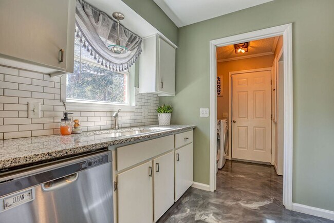 Building Photo - 3 BED | 3 BATH | POOLER | FURNISHED