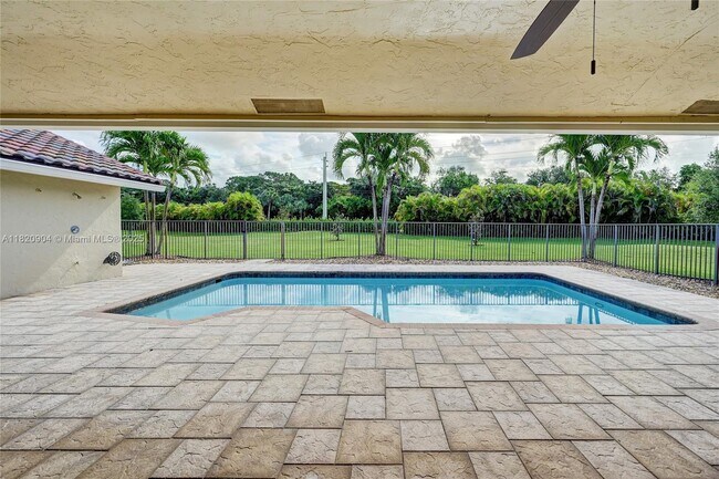 Building Photo - 7120 Hialeah Ln