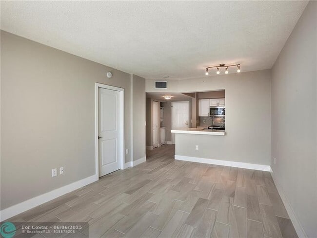 Building Photo - 1040 Seminole Dr