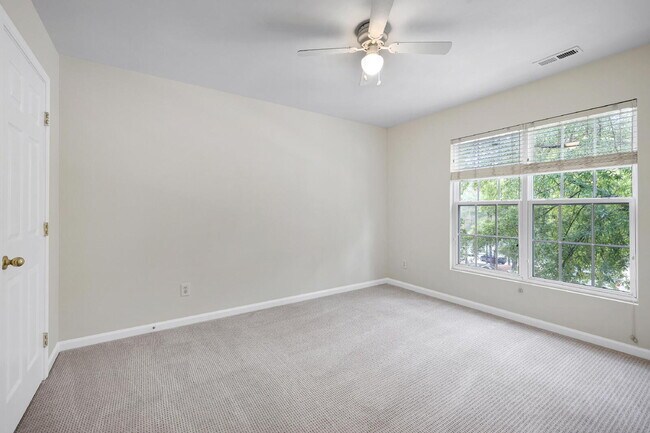 Building Photo - 812 Walnut Woods Dr