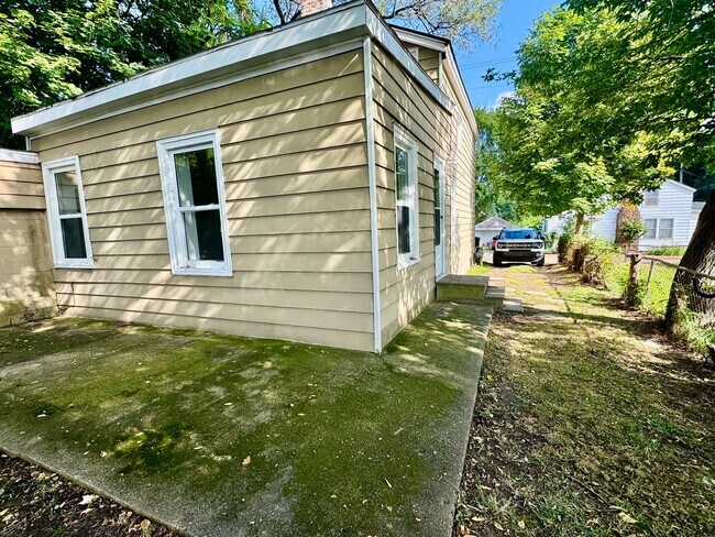 Building Photo - 211O