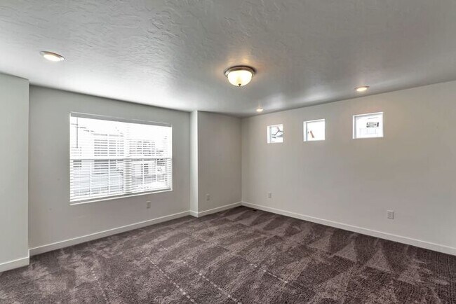 Building Photo - Lehi Row End Townhouse w 2 car attached garage!