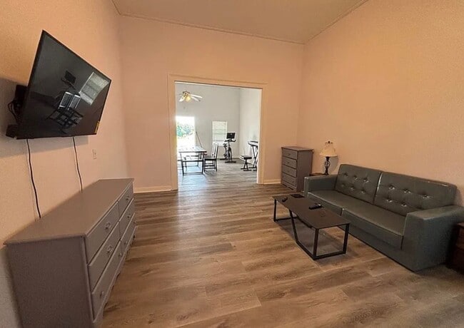 Building Photo - Large 4 Bedroom 4 bath house