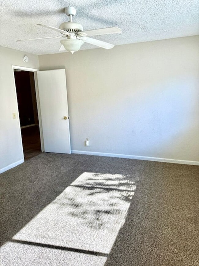 Building Photo - Cute Duplex in Convenient Location!