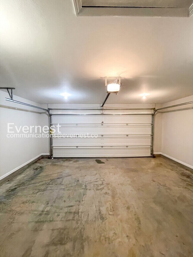Building Photo - Limited Time Special Offer / 3 Bed/2.5 Bath Home with Garage / Pet-Friendly / Vouchers Accepted /...