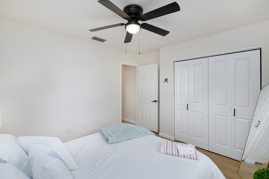 Building Photo - 4936 40th Ave N