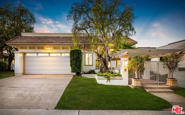 Building Photo - 31 St Tropez