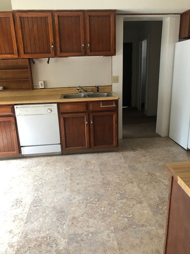 Building Photo - Available for 2026-2027 Fall Pre-Leasing! ...