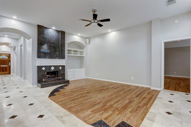 Building Photo - 1117 Carriage Ct