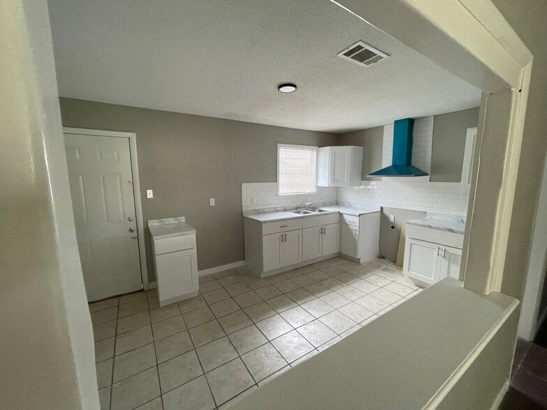 Building Photo - 512 Libby Ln