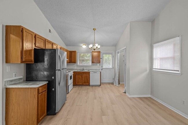 Building Photo - Newly renovated 2 bedroom 1 bathroom duplex