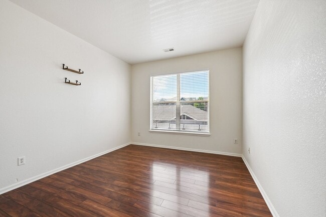 Building Photo - 3 Bedroom Condo in Aurora
