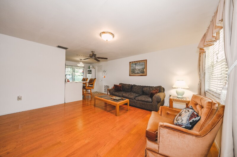 Building Photo - 408 Pinewood Ave