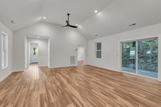 Living room - 103 Brookhollow Dr