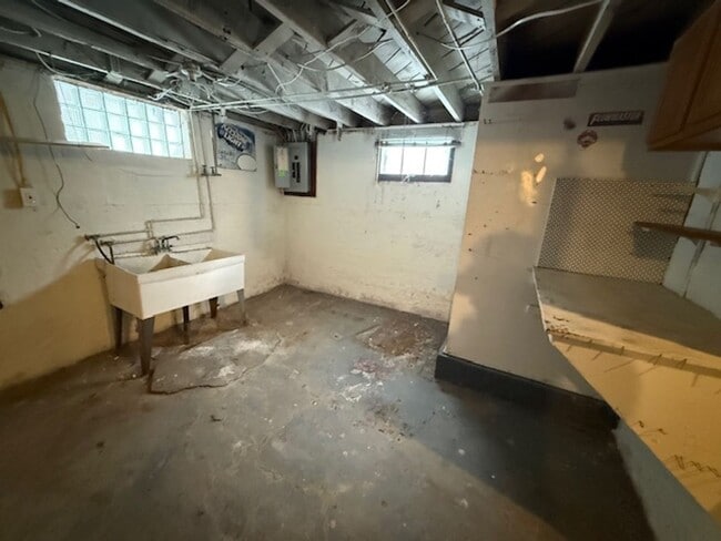 Building Photo - 605 N 6th St