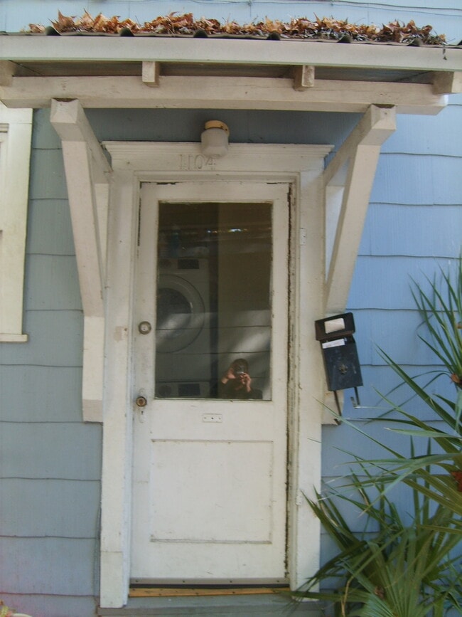 Building Photo - Huge 3 Bedroom, 1 Bathroom Apartment Steps From UF in Fifth Avenue