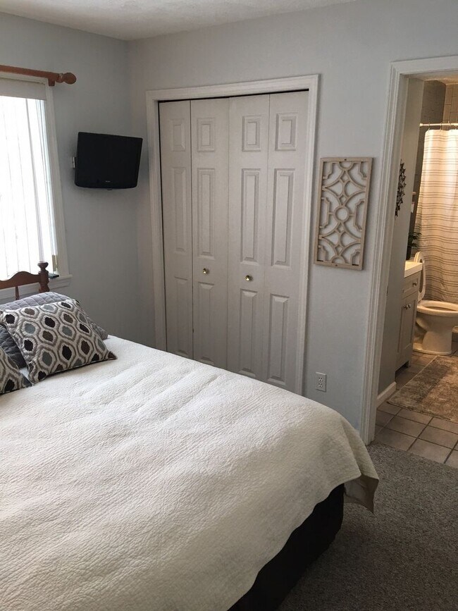 Building Photo - Furnished-Bay Views- Long Term!