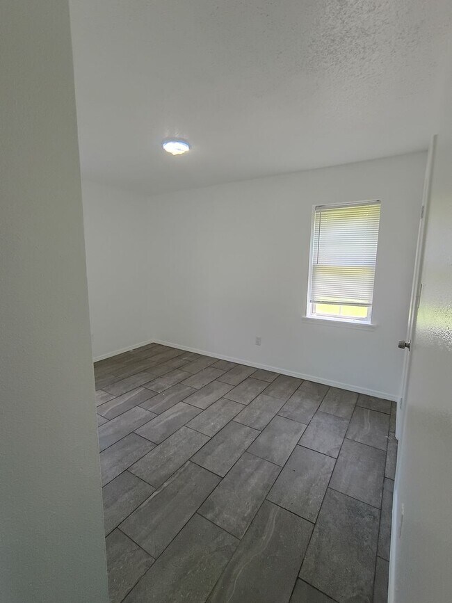 Building Photo - 3 Bedroom, 1.5 Bath Apartment for Rent – Waldron, AR
