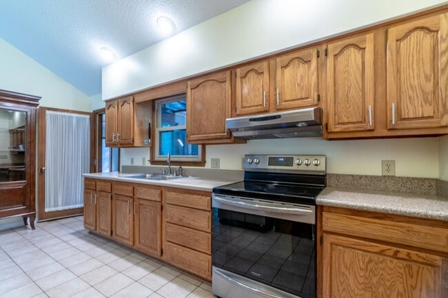 Building Photo - Meticulously maintained property with a st...