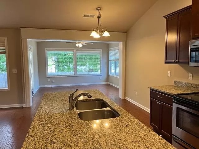 Building Photo - 2090 Covey Dr