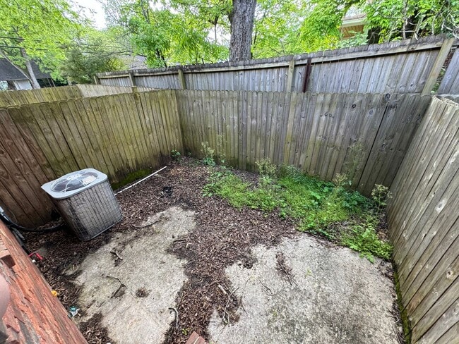 Building Photo - Brick 2/1 Apartment in Cave Spring- $995
