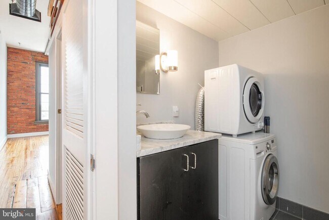 Building Photo - 313 Arch St