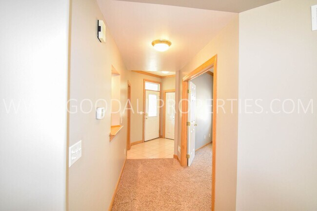 Building Photo - 2 Bedroom 2 bath Town Home in West Des Moines