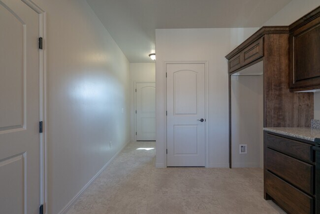 Building Photo - Comfortable Townhome Living with Pool Access