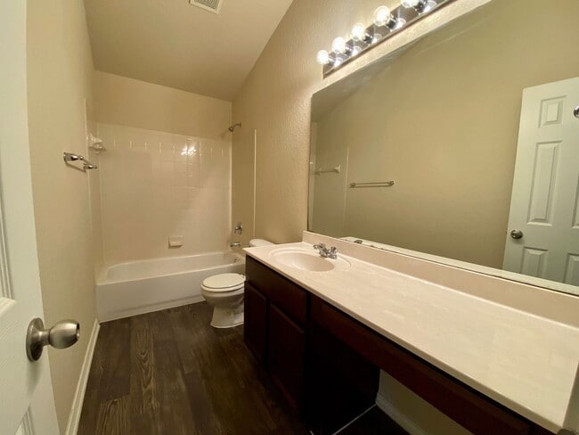 Building Photo - Gorgeous 4 bed/2.5 bath home in a great lo...