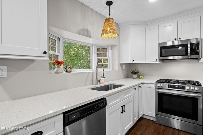 Building Photo - Maryville 37803 - COMING SOON 3 bedroom 2 bath - Furnished or Unfurnished - call Tom Parry 865-60...