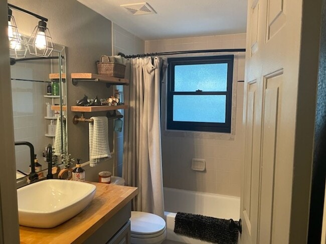 Building Photo - Cozy Cascade Home!