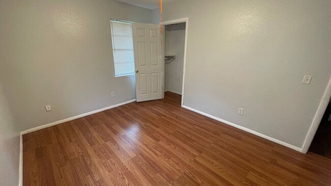 Building Photo - inviting & comfortable3 Bed 1 Bath House