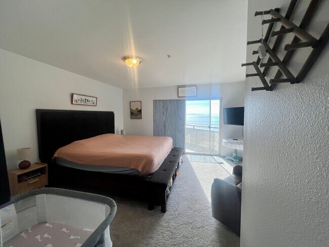 Building Photo - 2Bd 2Ba Waterfront Mariners Cove Condo in ...