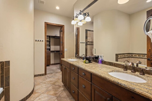 Building Photo - 1922 N Pebble Beach Dr