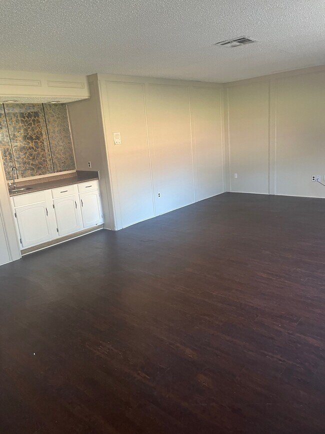 Building Photo - 10106 Lost Trail St