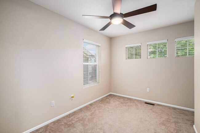 Building Photo - 4 Bedroom 2.5 Baths in the Meadows Castler...