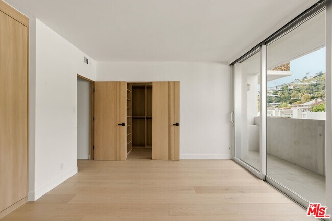 Building Photo - 8787 Shoreham Dr