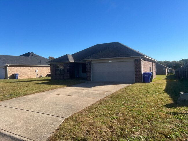 Building Photo - 3 Bed 2 Bath Home