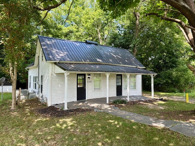 Building Photo - 2BR/1BA Home in Adairville