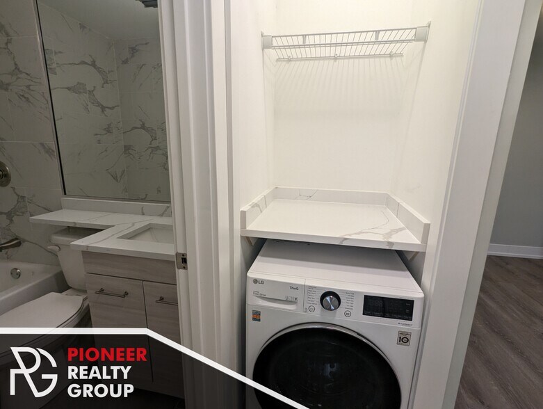 Building Photo - 503 W Barry Ave