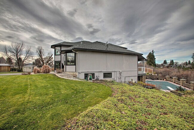 Building Photo - 18625 E Riverway Ave