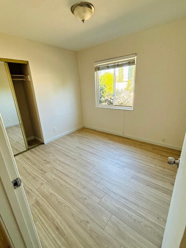 Building Photo - 1725 Hogar Dr