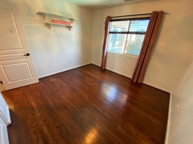 Building Photo - Big beautiful Home for rent in Visalia, Ca