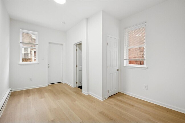 Building Photo - Gorgeous 4-Bedroom Townhome in West Philad...