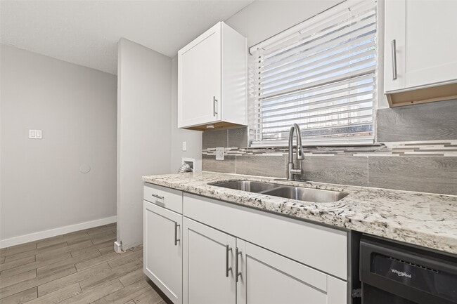 Building Photo - 1230 Shadowdale Dr