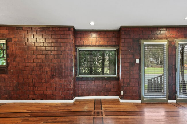 Building Photo - 405 N Praire