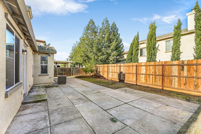 Building Photo - 6717 Sao Tiago Way