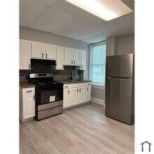 Building Photo - 3 Bedroom Rehabbed home