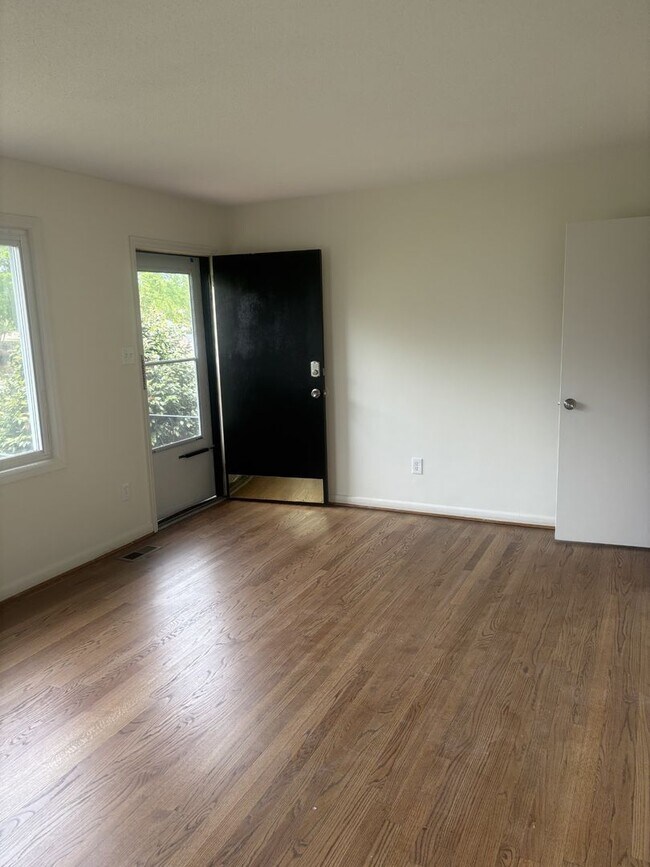 Building Photo - Beautiful & spacious renovated home.