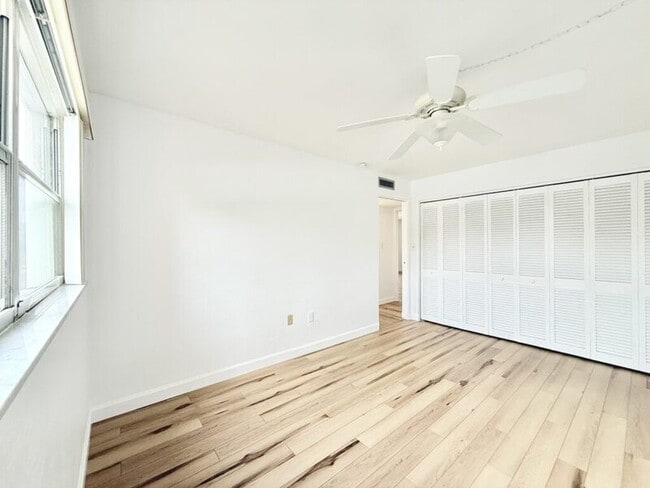 Building Photo - 445 32nd Ave N